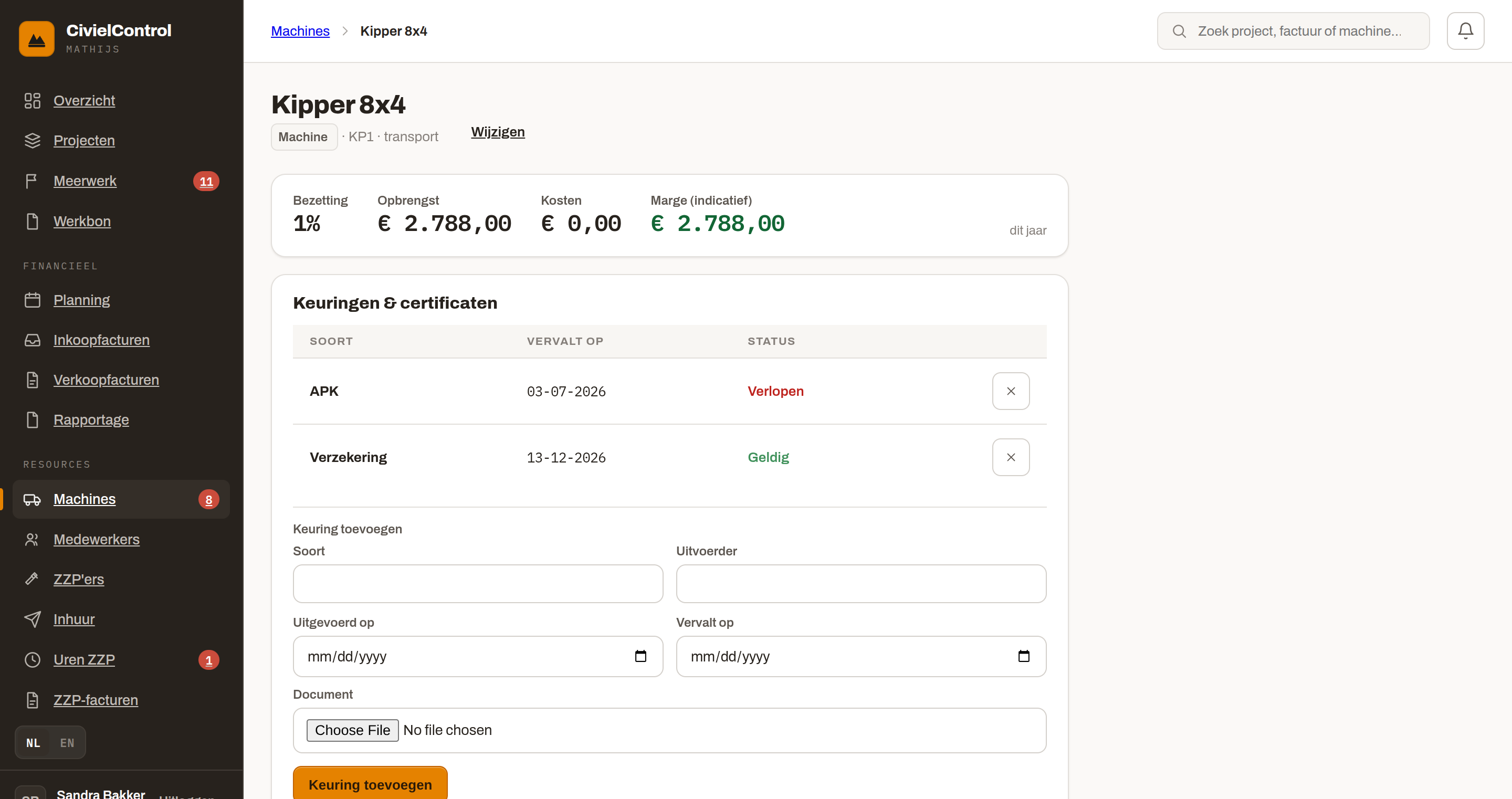 Machinekaart van een kipper in CivielControl: keuringen en certificaten met vervaldatum en status, plus opbrengst, kosten en marge dit jaar